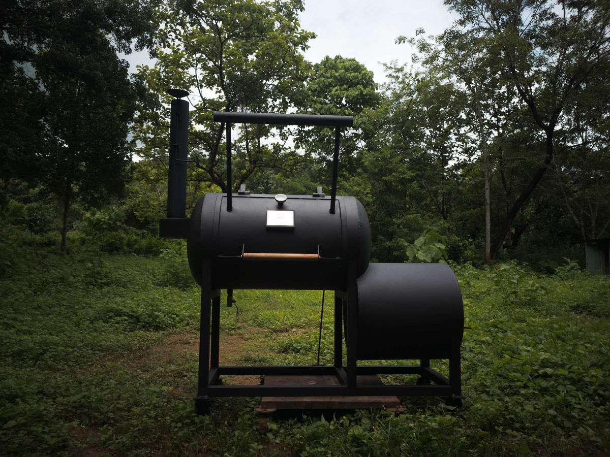 Novo smoker in field