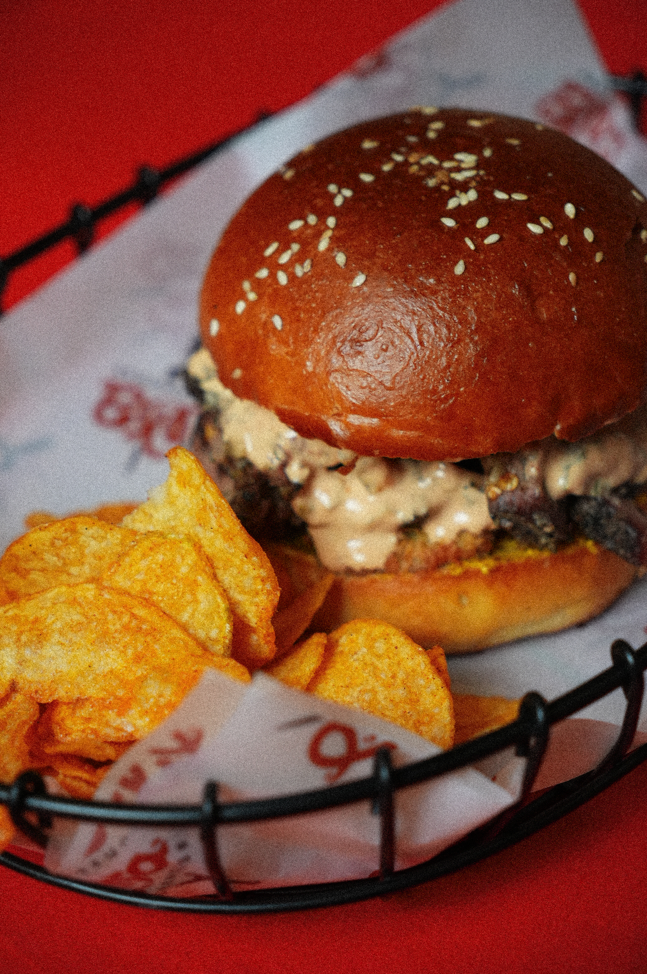 Smoked burger with chips
